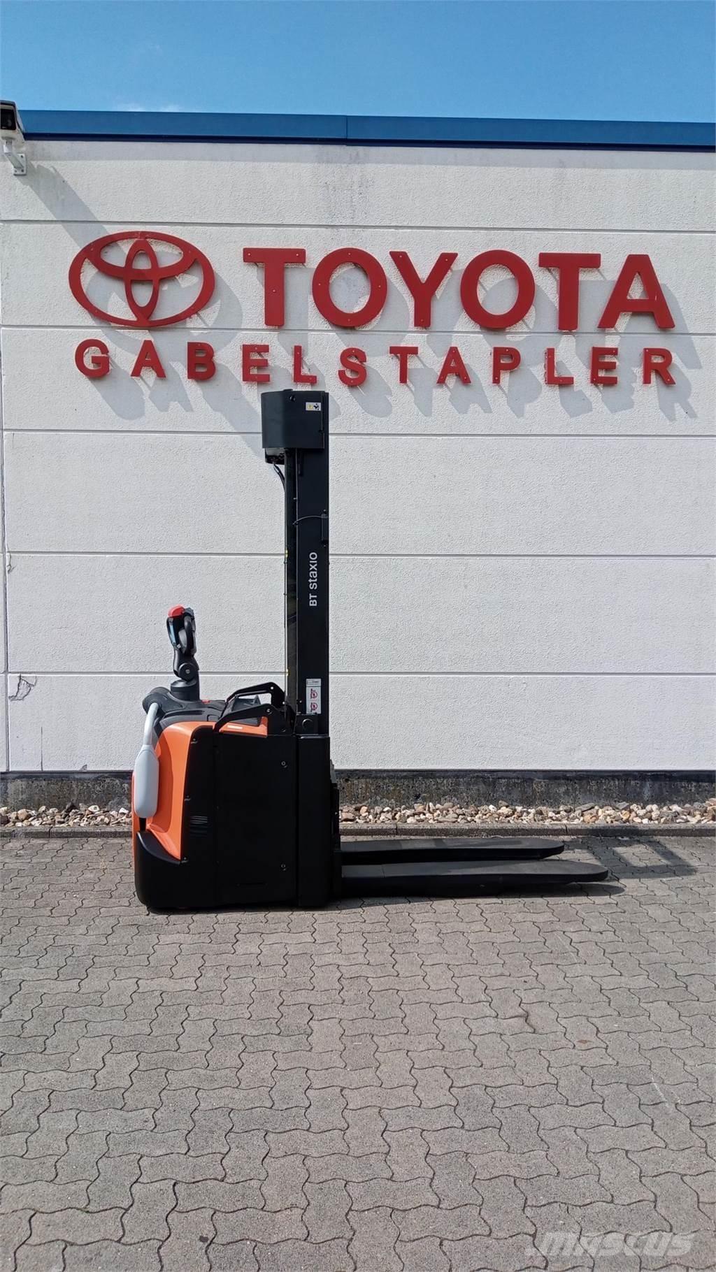 Toyota SWE160L Gerbeur accompagnant