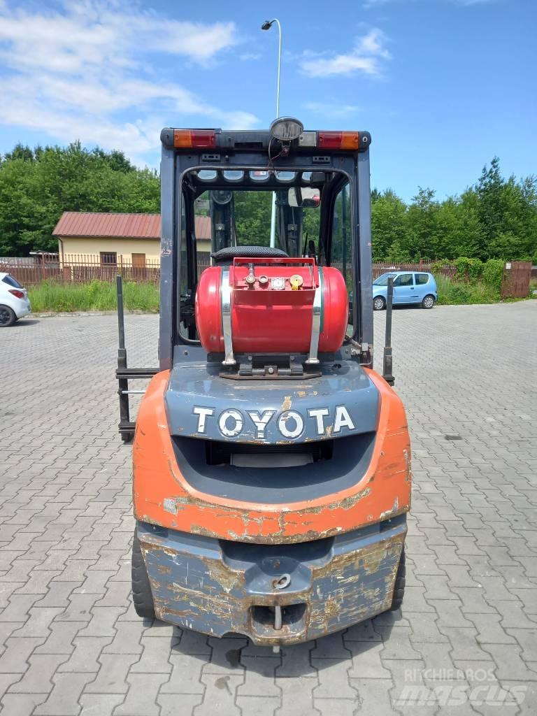 Toyota 8 FGF 30 Chariots GPL