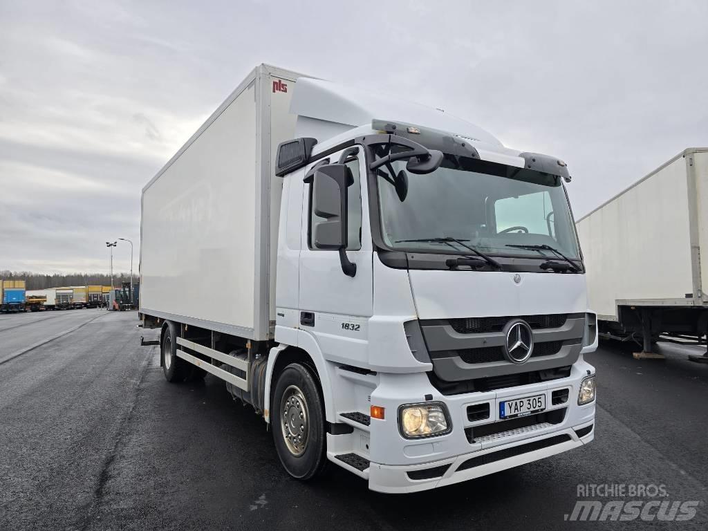 Mercedes-Benz 1832 Camion Fourgon