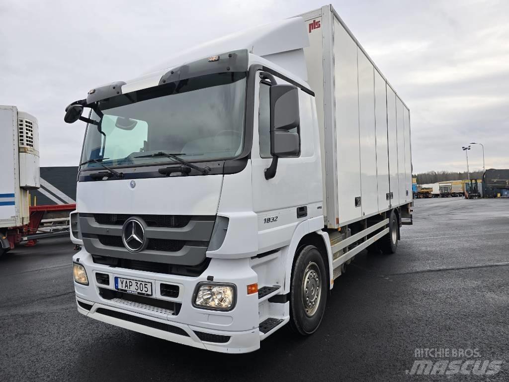 Mercedes-Benz 1832 Camion Fourgon