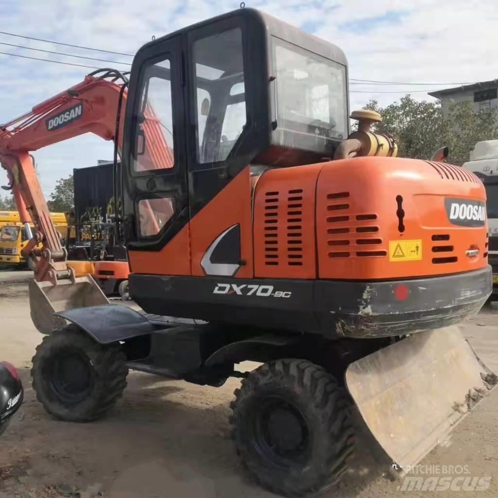 Doosan DX70W-9C Pelle sur pneus
