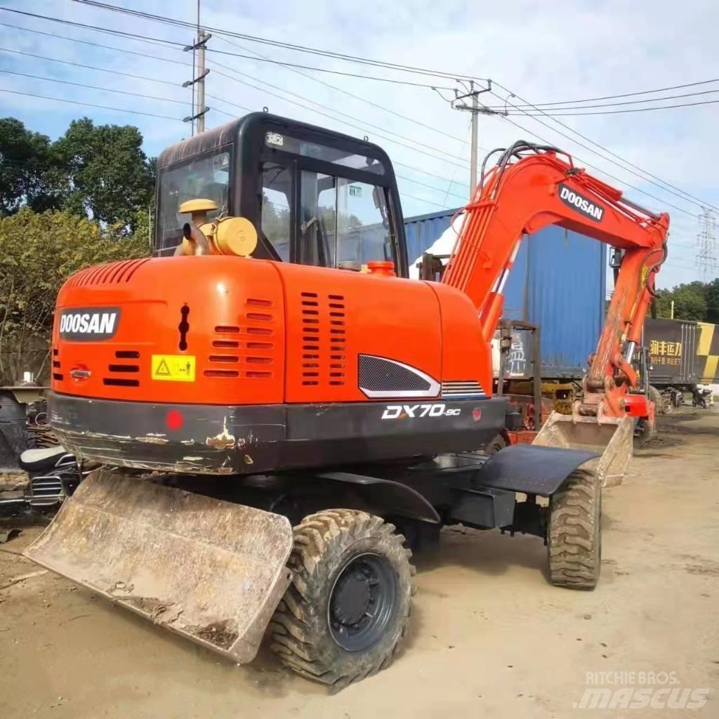 Doosan DX70W-9C Pelle sur pneus
