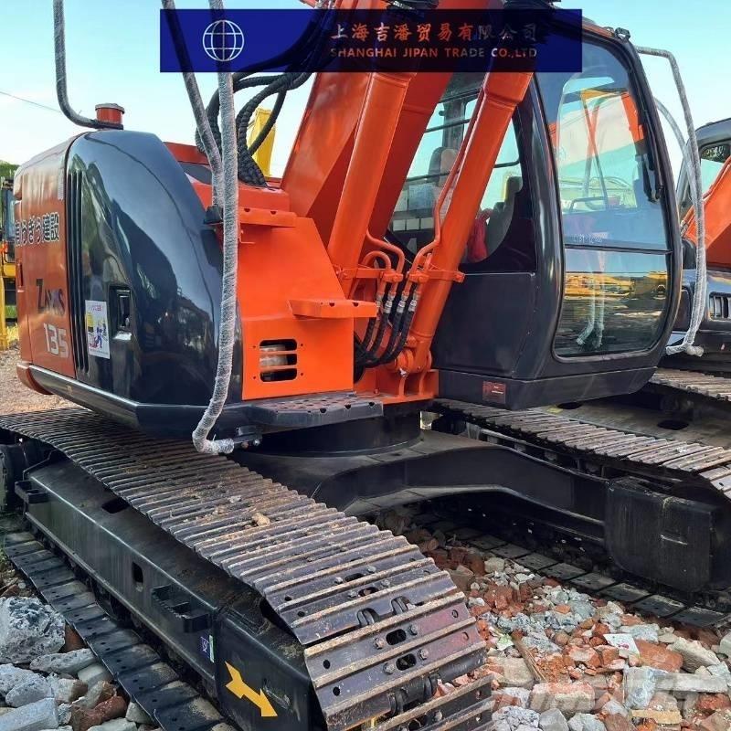 Hitachi ZX 135 Pelle sur chenilles
