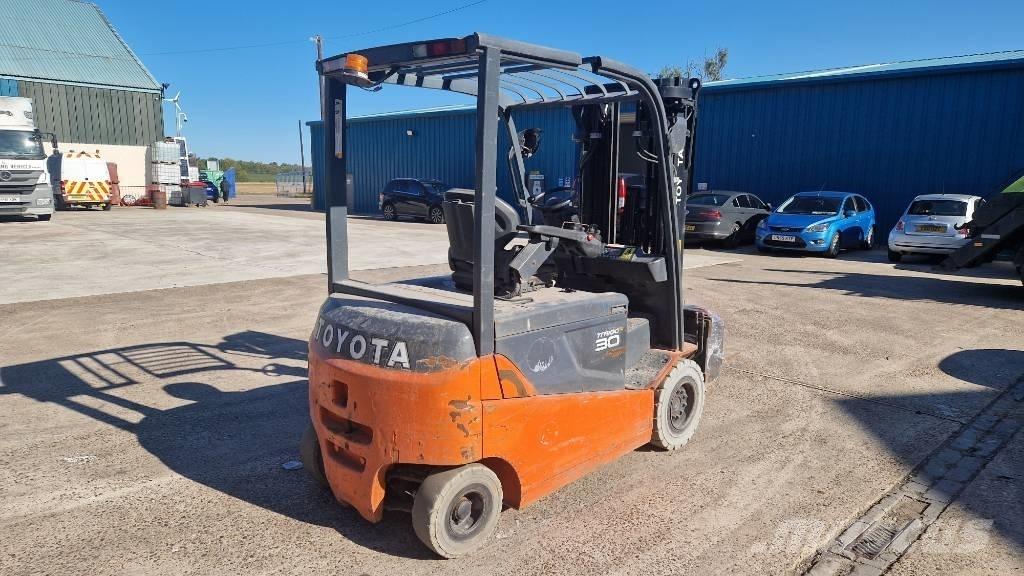 Toyota 8 FBMT 30 Chariots élévateurs électriques