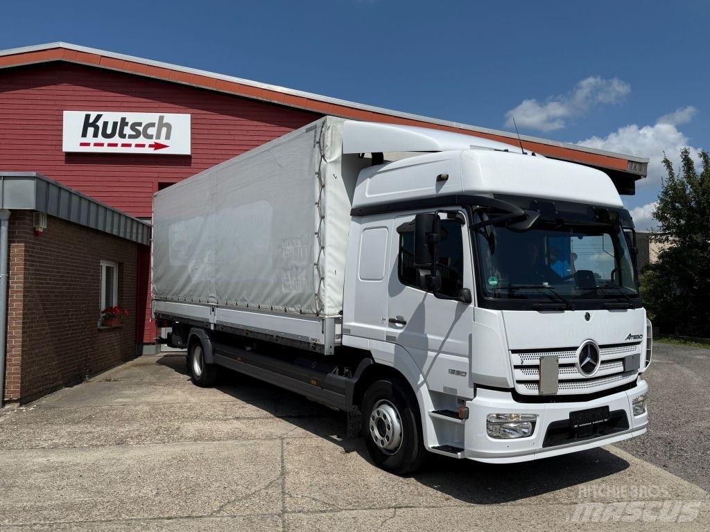 Mercedes-Benz 1530L Camion à rideaux coulissants (PLSC)