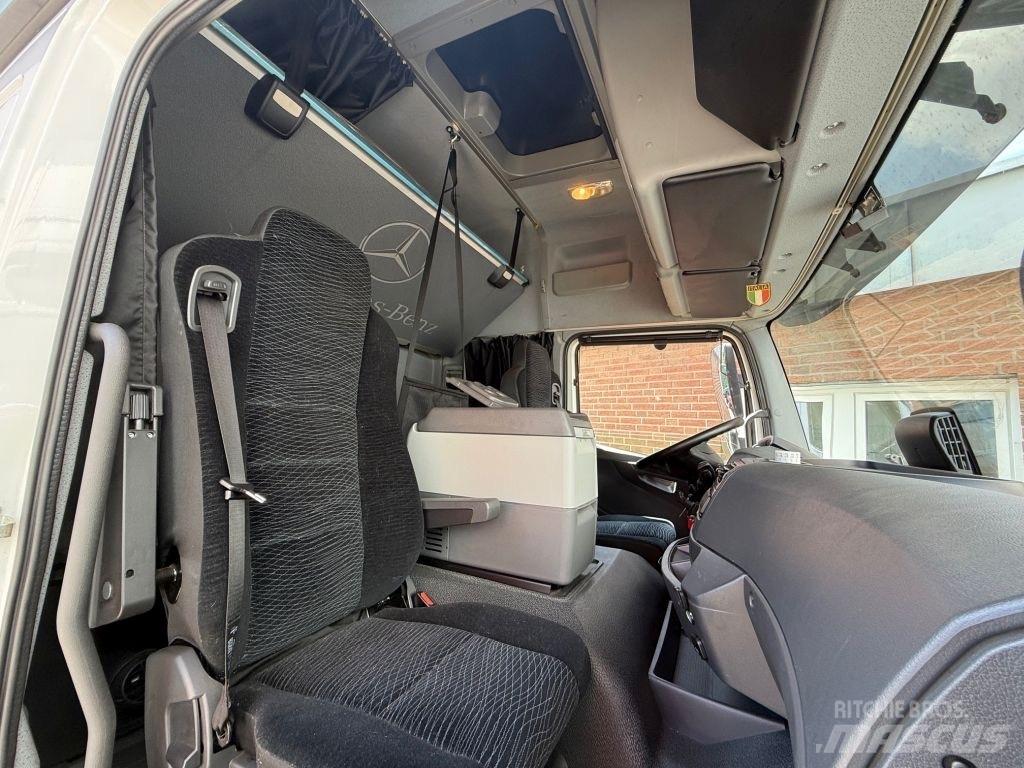 Mercedes-Benz 1530L Camion à rideaux coulissants (PLSC)