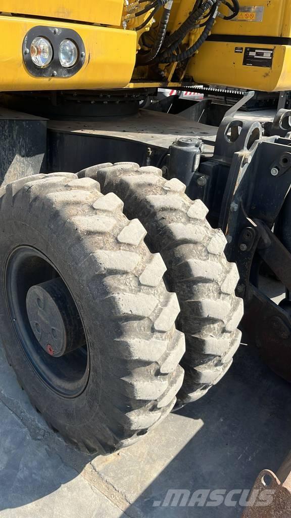 Komatsu PW 158-11 Pelle sur pneus