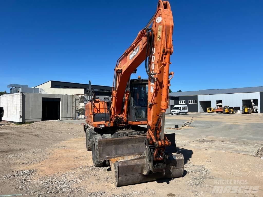 Doosan DX 140 W Pelle sur pneus