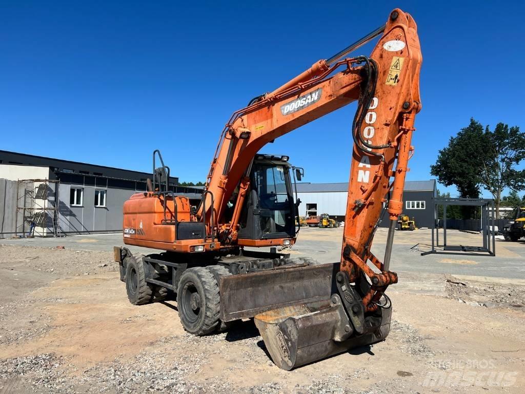 Doosan DX 140 W Pelle sur pneus