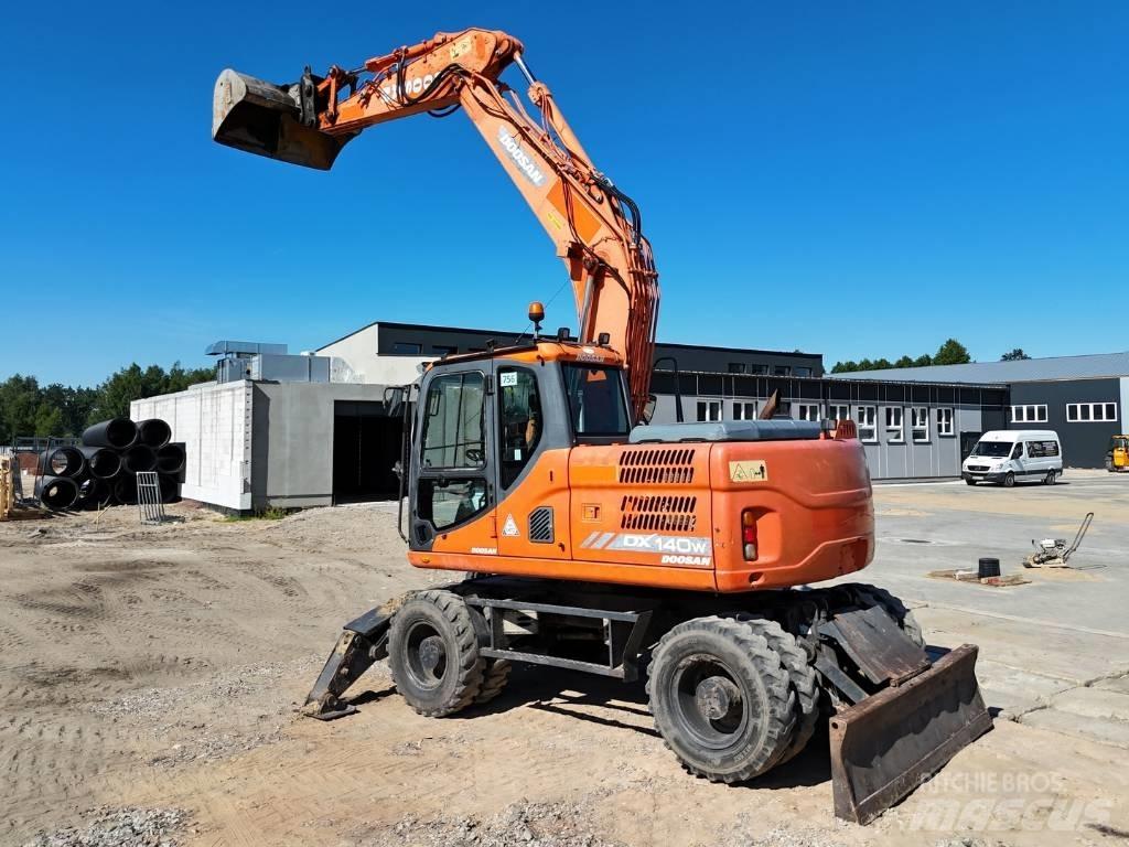 Doosan DX 140 W Pelle sur pneus