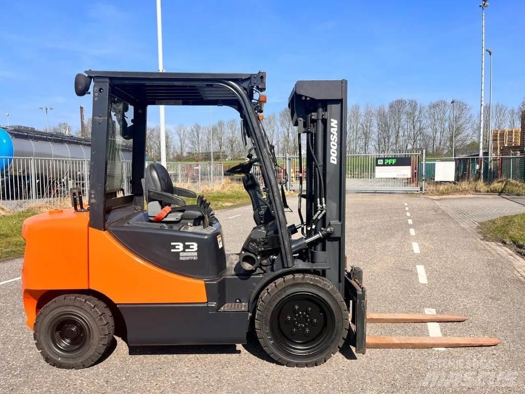 Doosan D33S- 7 Chariots diesel