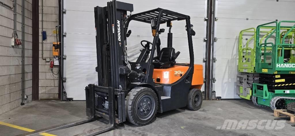 Doosan D 30 GP Chariots diesel