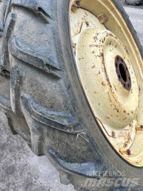 Dunlop 9.5R44 Pneus, roues et jantes