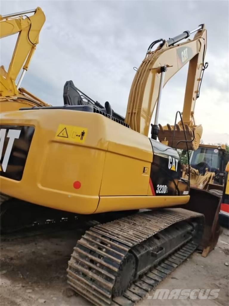 CAT 323 D Pelle sur chenilles