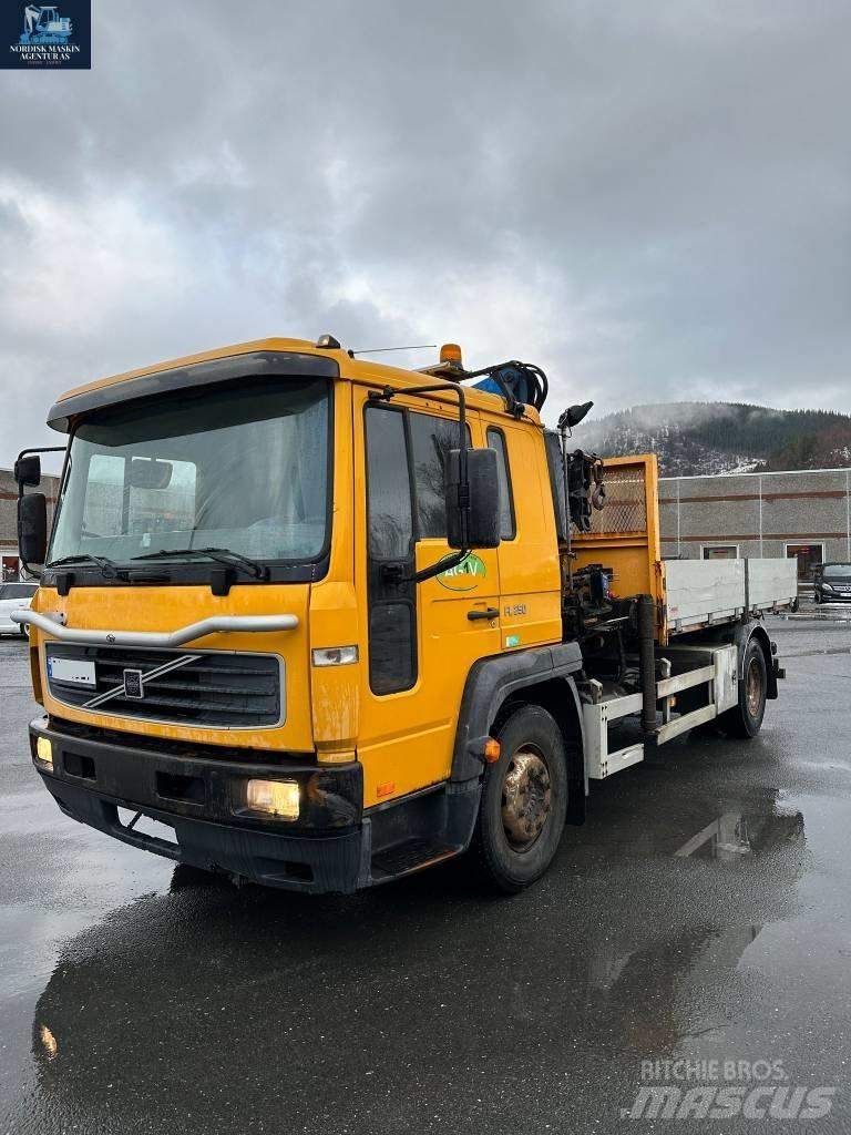 Volvo FL 250 Camion plateau ridelle avec grue