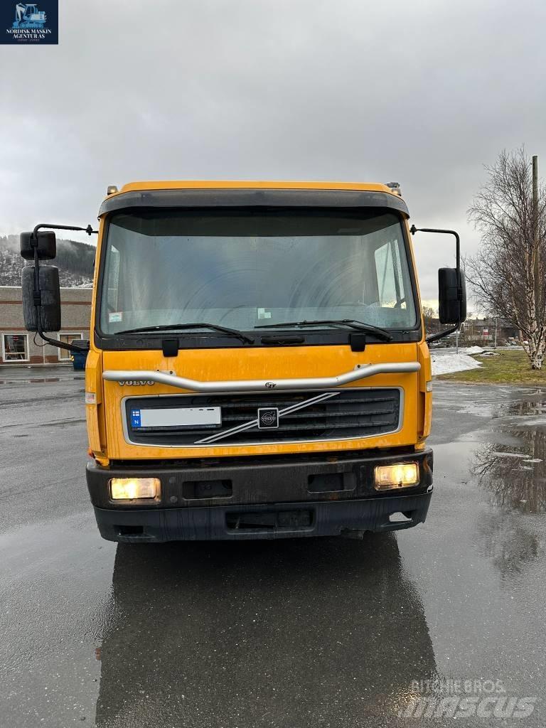 Volvo FL 250 Camion plateau ridelle avec grue