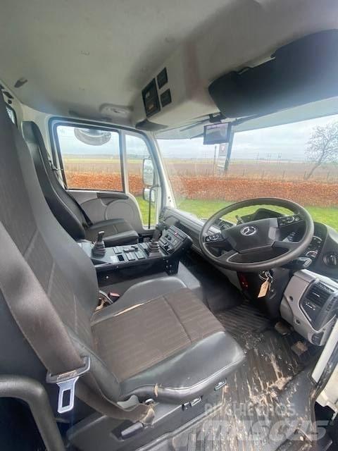 Mercedes-Benz UNIMOG Camion benne