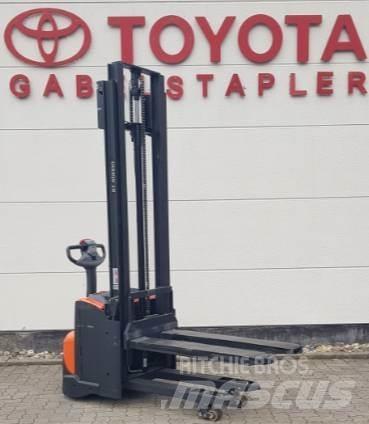 Toyota SWE120L Gerbeur accompagnant