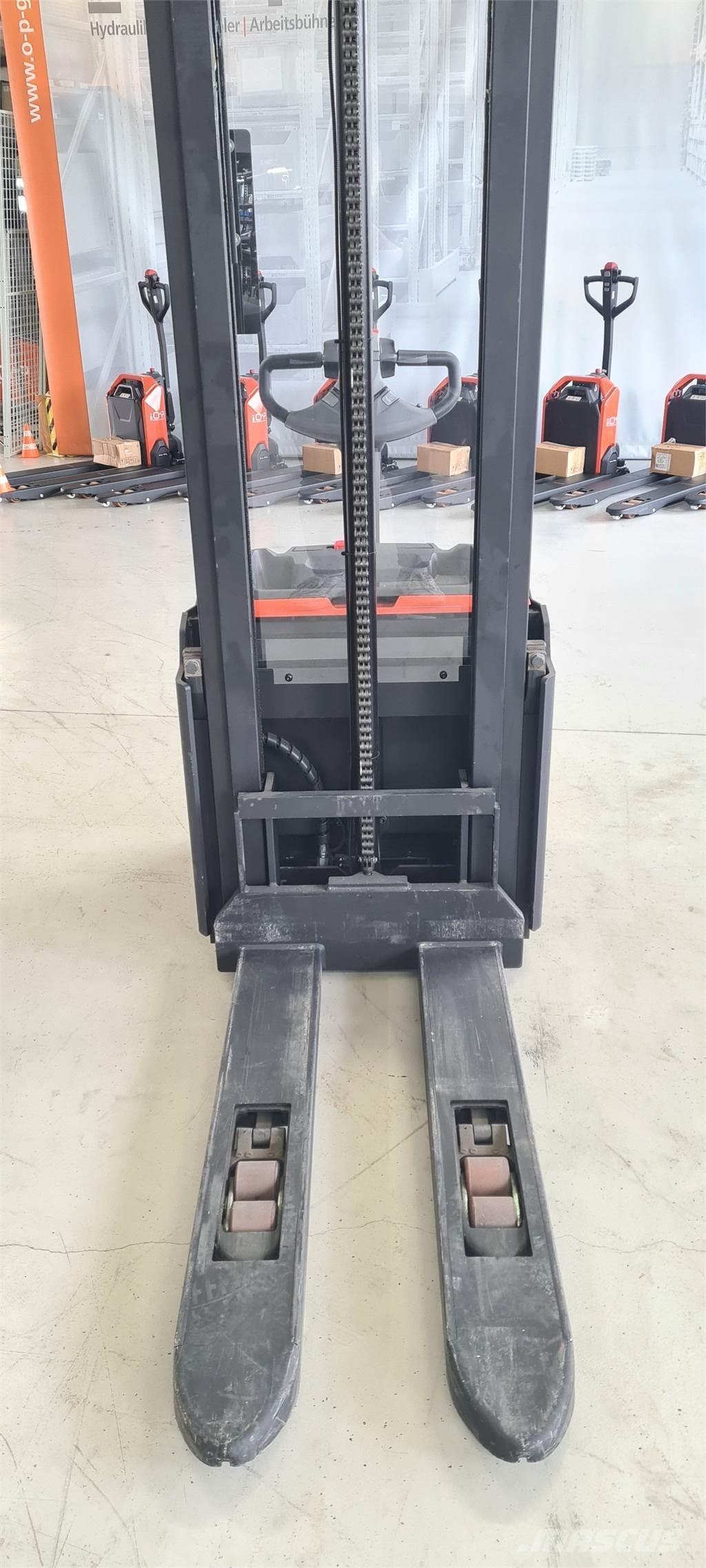 Toyota SWE120L Gerbeur accompagnant