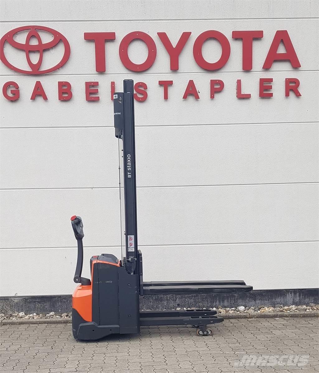 Toyota SWE120L Gerbeur accompagnant