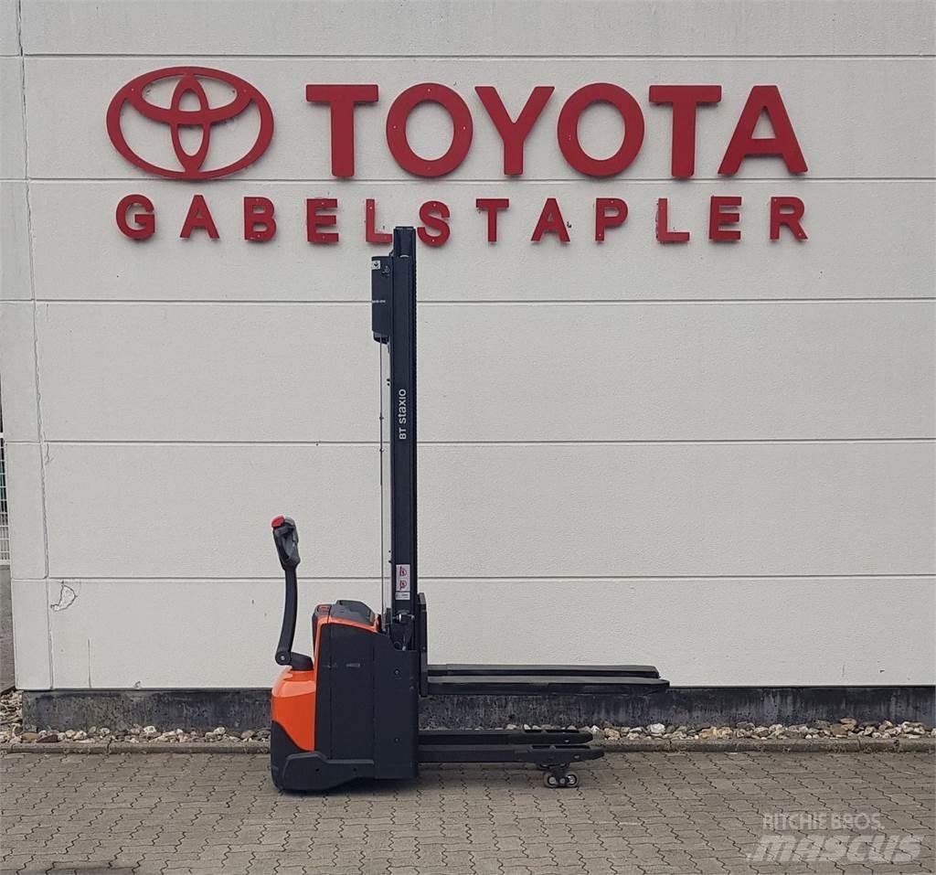 Toyota SWE120L Gerbeur accompagnant
