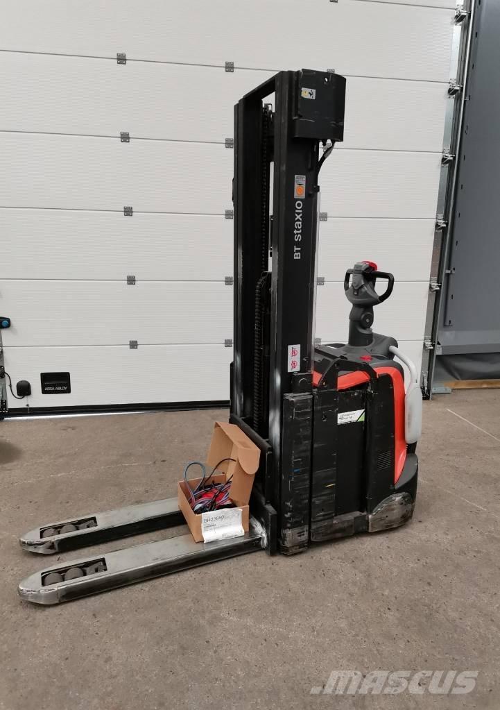 Toyota SPE140L Gerbeur accompagnant