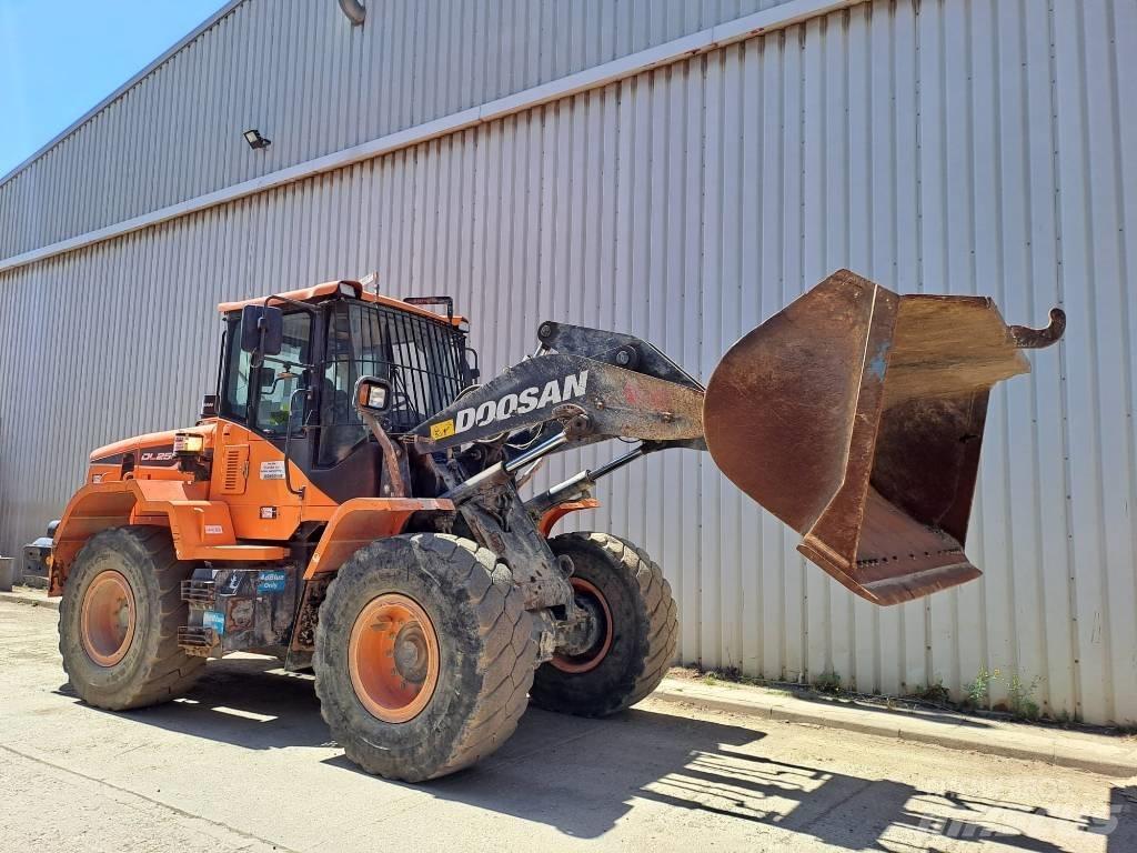 Doosan DL 250 Chargeuse sur pneus