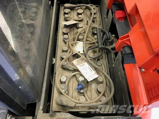 Toyota SWE 120 L Gerbeur accompagnant