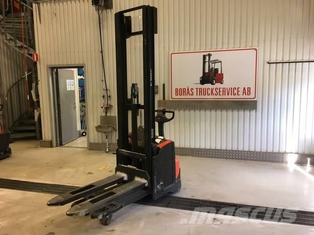 Toyota SWE 120 L Gerbeur accompagnant