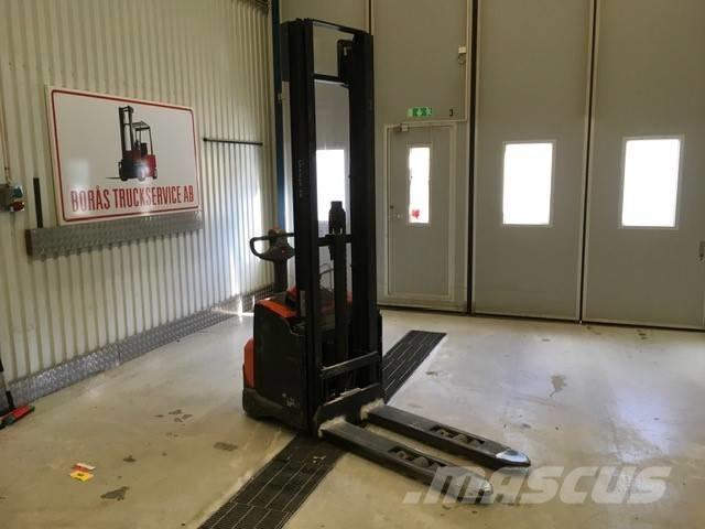 Toyota SWE 120 L Gerbeur accompagnant