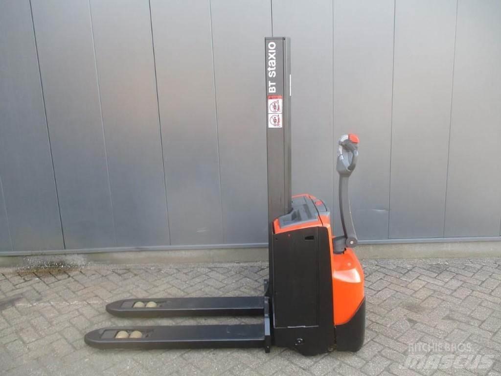 BT SWE 080L Gerbeur accompagnant