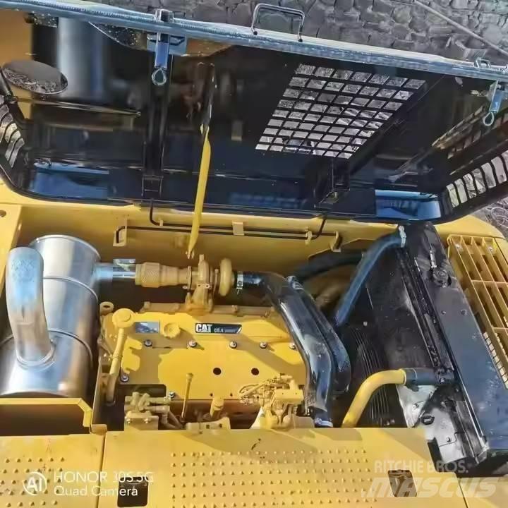 CAT 320D2 Pelle sur chenilles