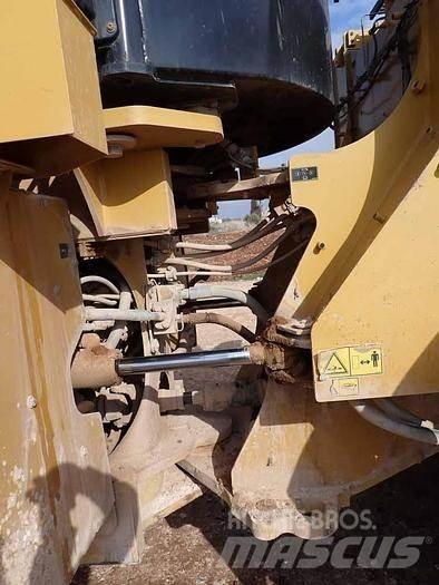 CAT 966M Chargeuse sur pneus