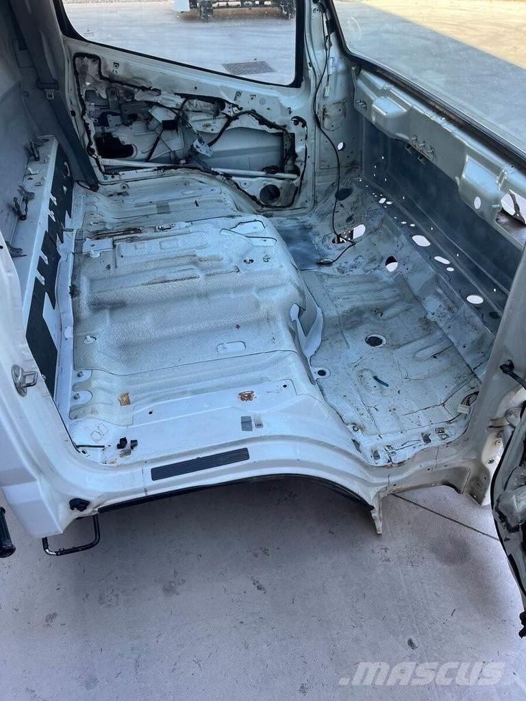 Mitsubishi S MODEL Cabines