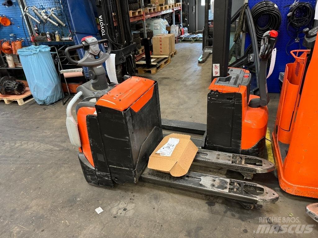 Toyota LPE200 Transpalette accompagnant porté debout