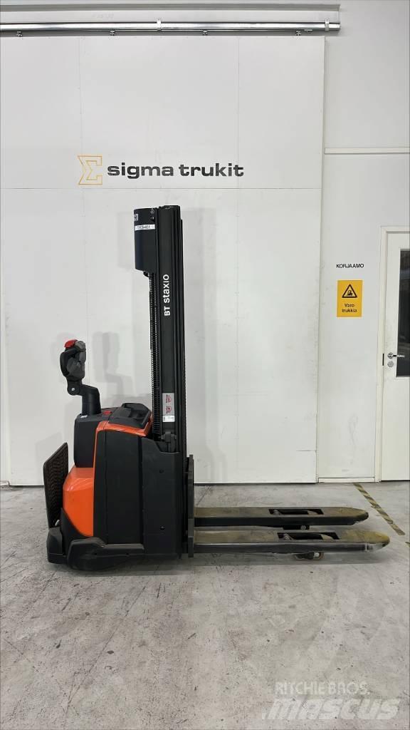 Toyota SWE 120 L Gerbeur accompagnant