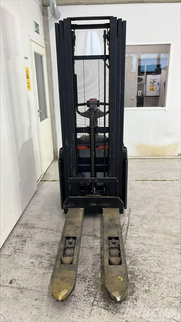 Toyota SWE 120 L Gerbeur accompagnant