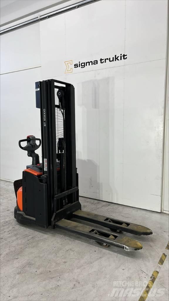 Toyota SWE 120 L Gerbeur accompagnant