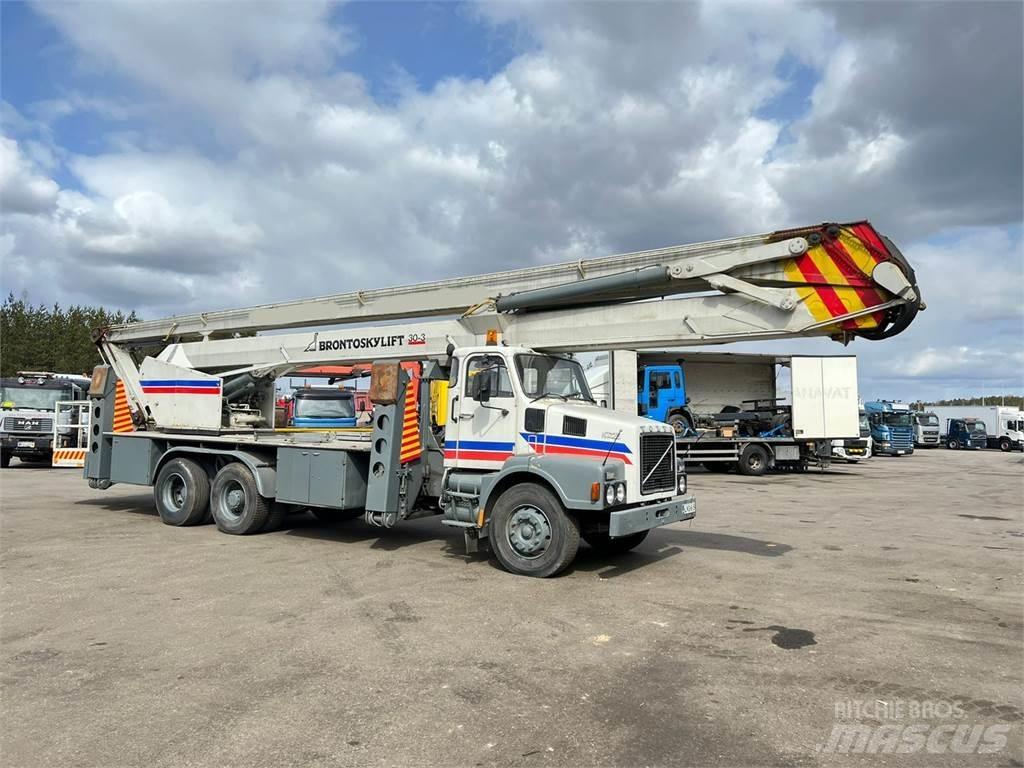 Volvo N12-1-V-6X2 Camion plateau ridelle avec grue