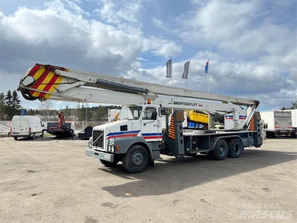 Volvo N12-1-V-6X2 Camion plateau ridelle avec grue