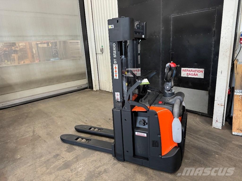 Toyota SPE140L Gerbeur accompagnant