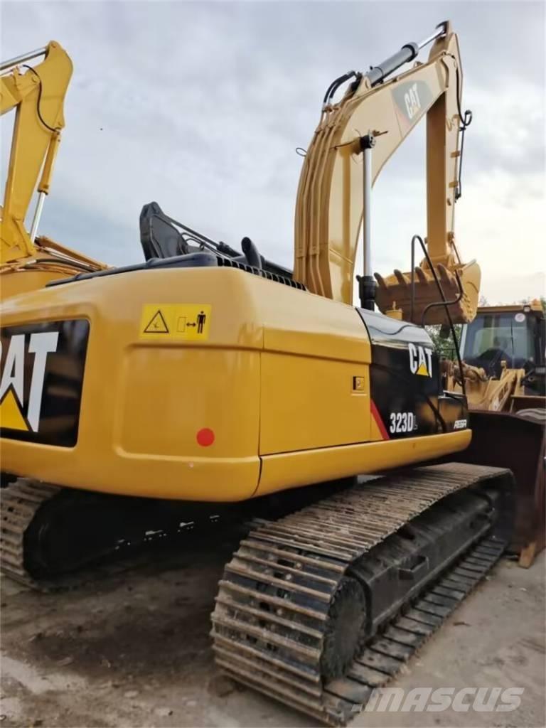 CAT 323 D Pelle sur chenilles