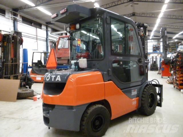 Toyota 52 - 2 - FDJF 35 Chariots diesel
