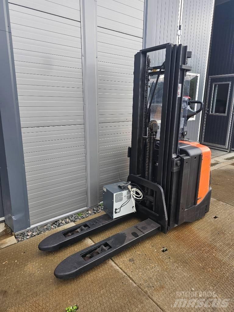 BT SPE 125 L 4150mm Gerbeur accompagnant