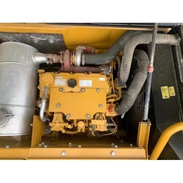 CAT 318d2 Pelle sur chenilles