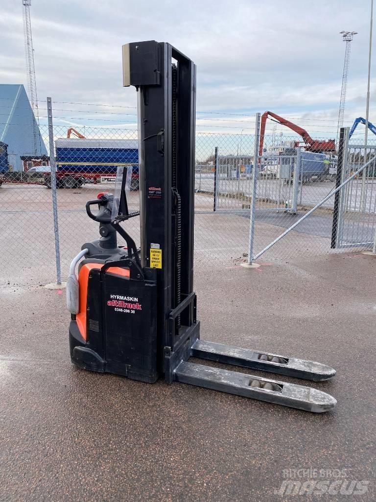 Toyota BT SPE 140 Gerbeur accompagnant