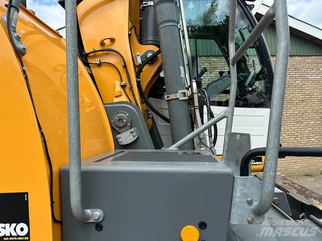 Liebherr A914 Pelle sur pneus