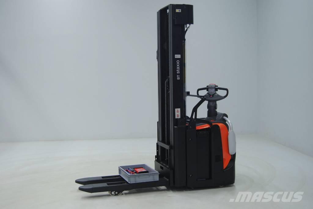 Toyota SPE160L Gerbeur accompagnant