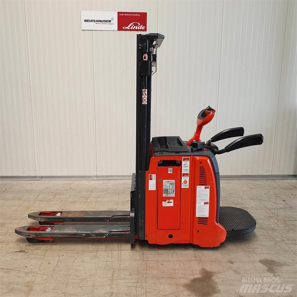Linde D12AP Gerbeur accompagnant