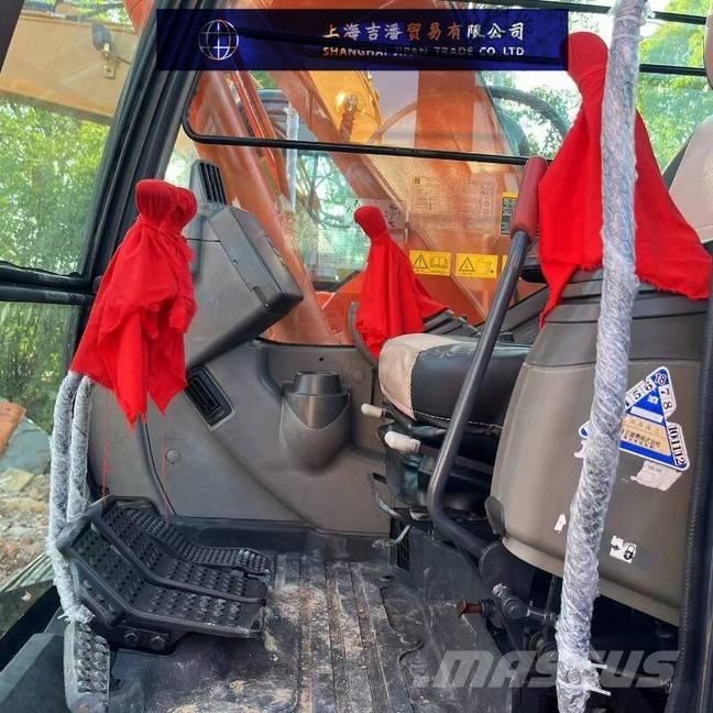 Hitachi ZX 135 Pelle sur chenilles